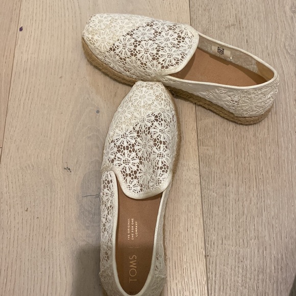 Toms - Picture 3 of 5